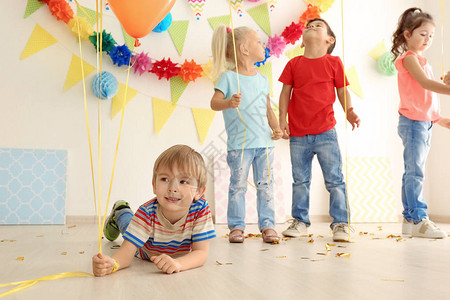在生日聚会上玩耍的可爱小孩图片