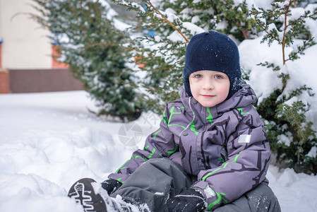 冬天的孩子男孩穿着五颜六色的衣服图片