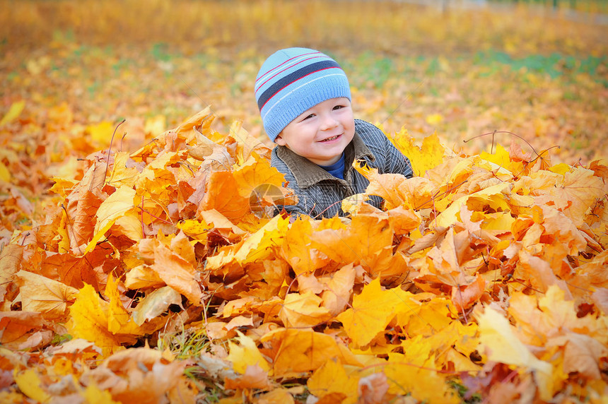 快乐的孩子在黄色秋天叶