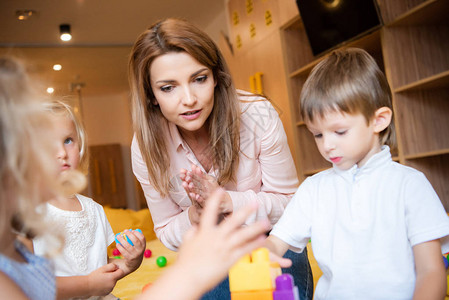 在幼儿园与教育建筑师一起玩的教育工作者和孩子有选择图片