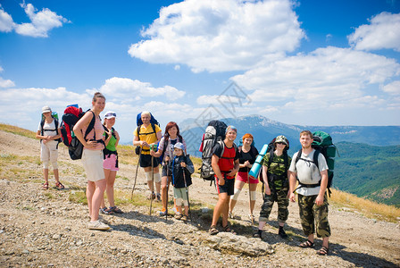 徒步旅行者组在山坡上图片