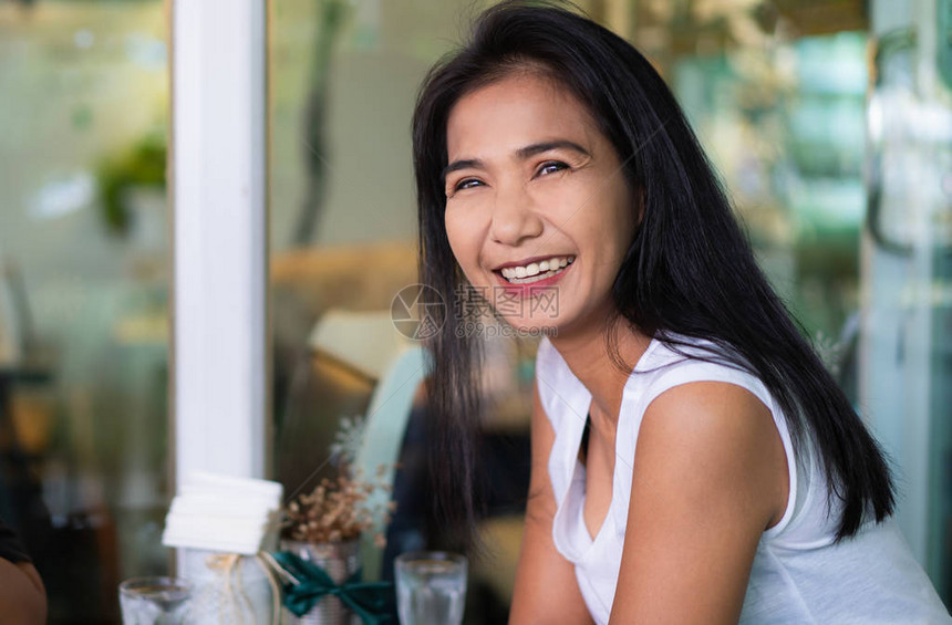 快乐的中年亚洲妇女微笑积极态图片