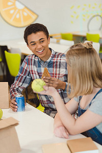 高中学生在学校餐厅午餐食堂聊天图片