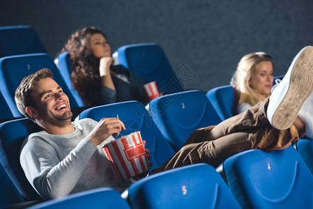 欢乐的爆米花男人在电影院图片