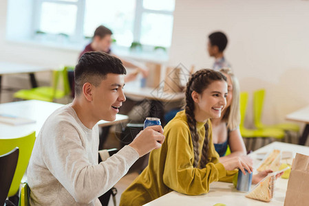 在学校食堂的高中学生图片