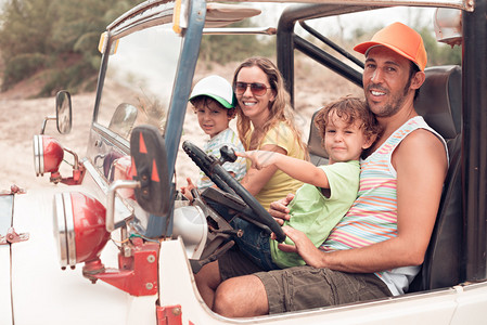 乘坐越野车旅行的家庭图片
