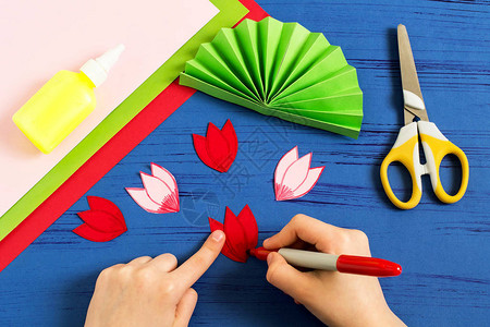 一步一步莲花孩子给3月8日或母亲节送礼物五颜六色的郁金香花束从纸上儿童艺术项目DIY概念一步的照片说明步骤7孩子绘制轮背景