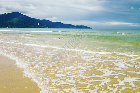 在越南达的海滩上喷洒水图片