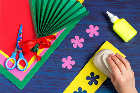 给孩子做礼物五颜六色的纸束鲜花儿童艺术项目DIY概念一步的照片说明Step4用专背景图片
