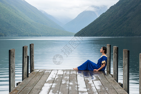 妇女坐在新西兰纳尔逊湖图片