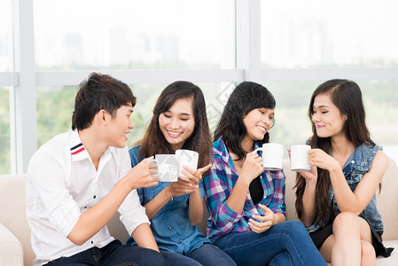 青少年朋友在家一起喝茶图片