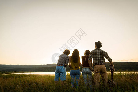 一群快乐的朋友在夏日的黄昏图片
