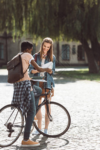 Familican学生骑自行车图片