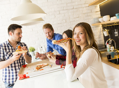 一群朋友在家一起吃披萨背景图片