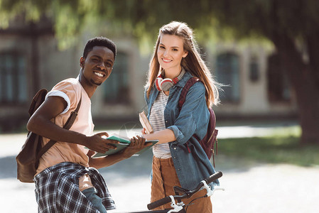 African美国学生和女学生在大学附图片