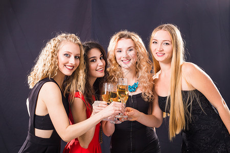 派对假期庆祝活动和新年前夜的概念快乐的年轻女子在派图片