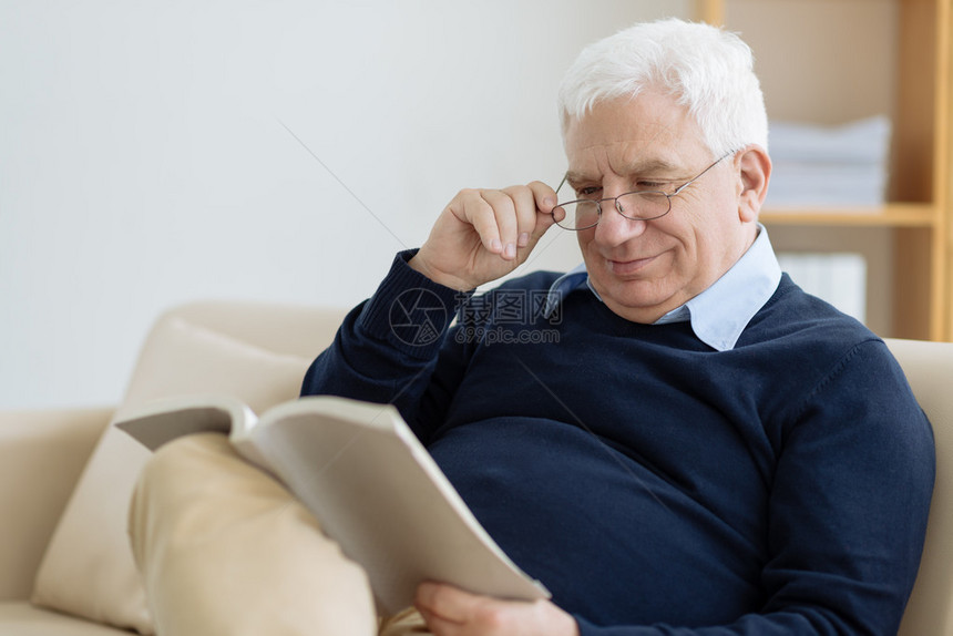 戴眼镜的老人在家看书图片