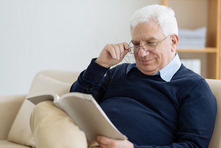 戴眼镜的老人在家看书图片