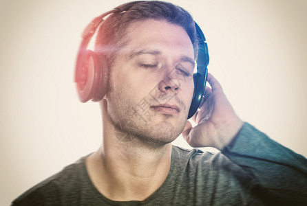 男人在耳机里听音乐图片