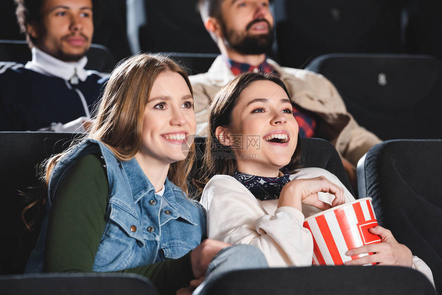 微笑的朋友在电影院看电影时有选择