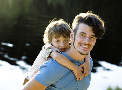 父亲和儿子在湖边暑图片