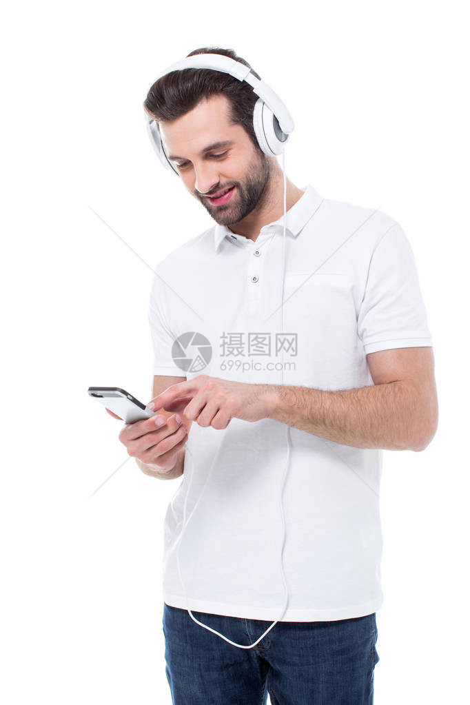 英俊帅气的年轻人在耳机中听音乐图片