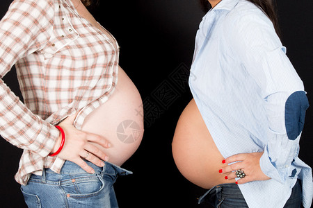 两名孕妇的腹部特写肖像图片