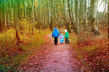 孩子们小男孩和小女孩在秋天的森林里散步图片
