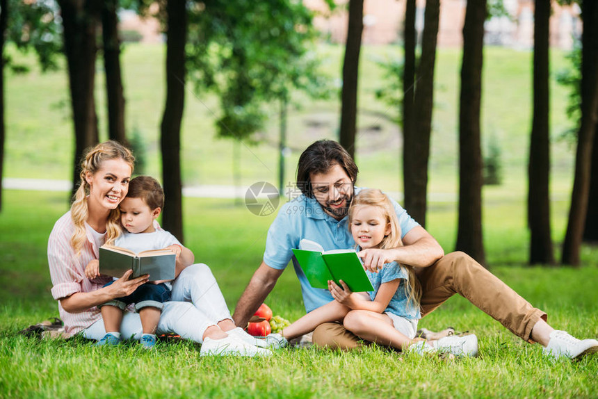坐在公园草地上看书和读书的图片