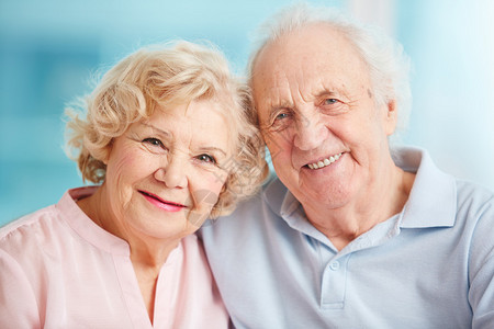 一对诚实的老年夫妇享受退休待遇的一对直言不讳图片