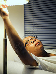 非裔美洲男子关灯睡午觉了图片