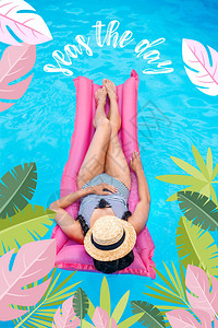 在游泳池的空气床垫上漂浮在游泳池中图片