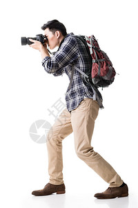 亚洲年轻男背包客拍一张照片图片