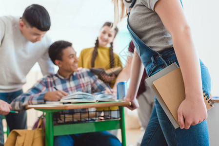 高中学生帮助同学做家庭功图片