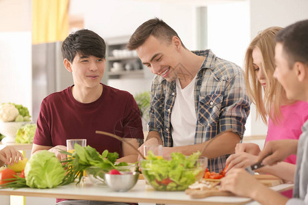 朋友一起在厨房做饭图片