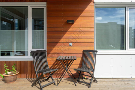 现代房屋中用木制家具椅子和桌椅的空阳图片