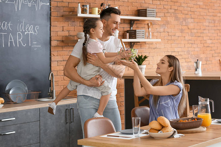 幸福的家庭一起在厨房吃晚餐图片