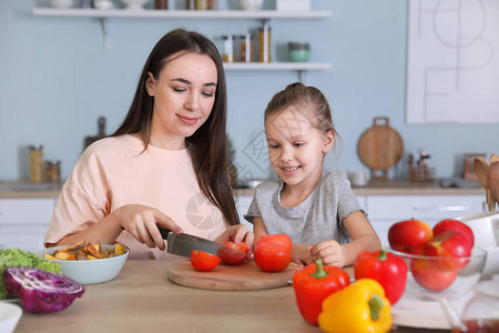 妈和女儿一起在厨房做饭图片