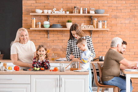 大家庭一起在厨房做饭图片