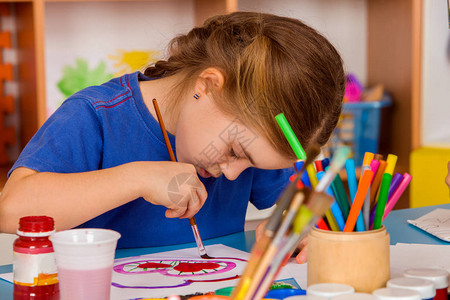 小学生女孩在艺术学校课上绘画在孤儿院用颜料画的孩子工艺女孩靠在图片