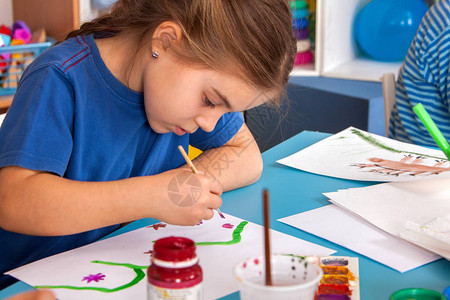 小学生在艺术学校课上画孩子在桌子上用颜料画气球背景上的孩子幼儿园背景图片