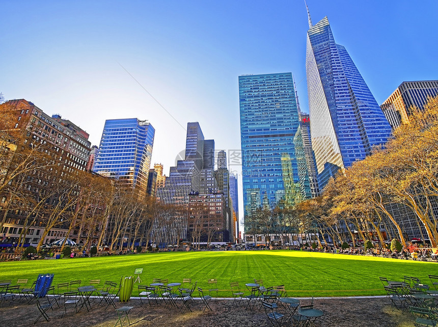 从美国纽约曼哈顿市中心布赖恩特公园观看的桌子椅子和天空骑手图片