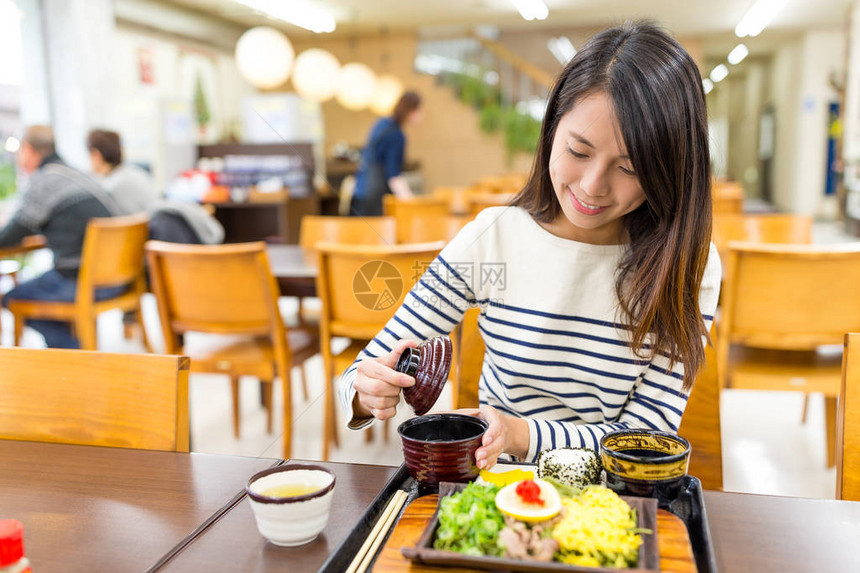 女人在餐厅享用她的饭菜图片