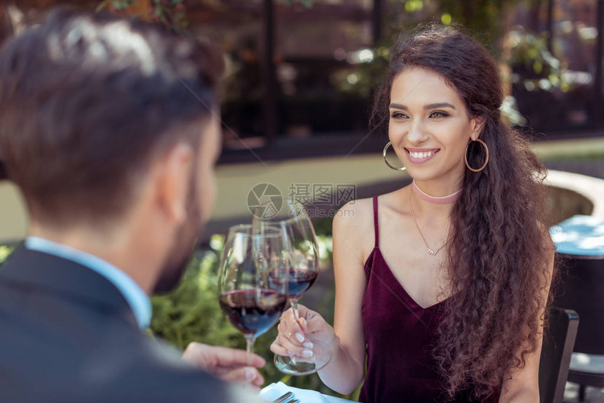 幸福的情侣在餐厅有浪漫约会看着对方和缠