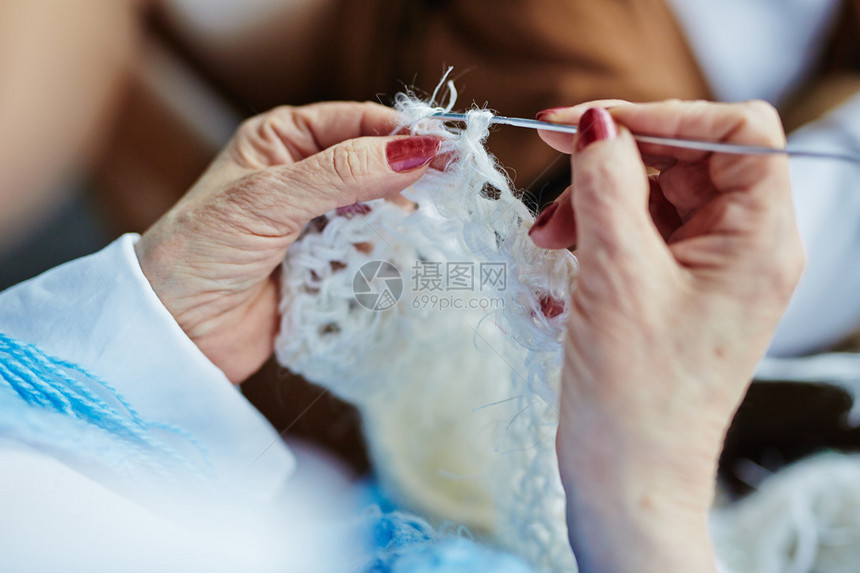 针织毛衣时的人手图片