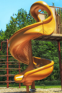 儿童游乐场的扭曲塑料滑梯图片