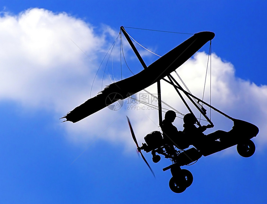 蓝天中超轻型滑翔机的剪影图片