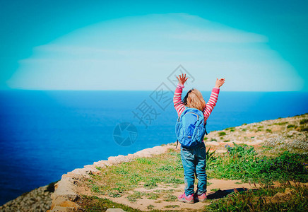 快乐的小女孩享受自然在海上旅行图片