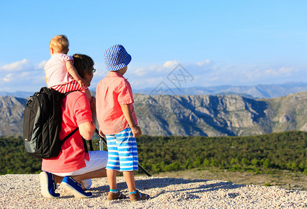 父亲和孩子在山上看图片