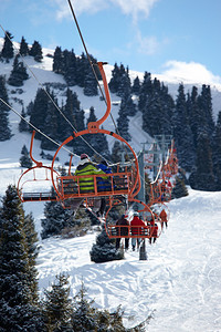 高山滑雪场的电梯图片